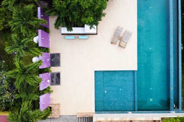 Güzel bir yüzme havuzu, tropikal bir tatil köyünde yeşil bir bahçe..