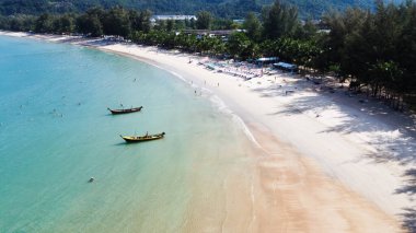 Phuket sahilinde güzel Tayland manzaralı geleneksel tahta kuyruklu tekne..