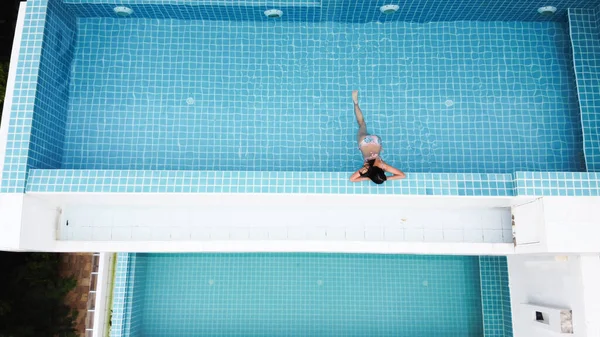 Aerial View Young Woman Relaxing Swimming Pool — Stock Photo, Image