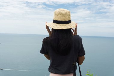 Mutlu kadın turistler Phuket Denizi 'nin dönüm noktasında duruyor, Laem Phromthep' in günbatımı manzarasının tadını çıkarın..