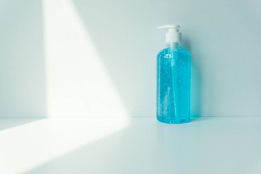 Mikrop ve bakterilerin yayılmasını önlemek ve korona virüsünden korunmak için alkol jeli. Boşluğu kopyala.