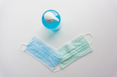 Korona virüsünün yayılmasını sağlayan protein ve maskenin üst görüntüsü.