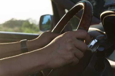 Erkek sürücü araba, eller direksiyona..