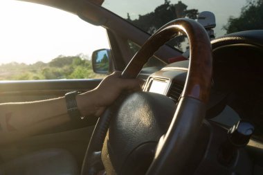 Erkek sürücü araba, eller direksiyona..