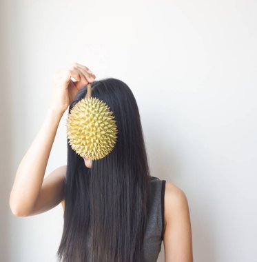 Tayland 'ın meyve kralı Durian' ı tutan Asyalı zayıf kadın, nefis..