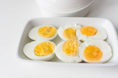 Yarı haşlanmış yumurta, tabakta kesilmiş, yemeye hazır..