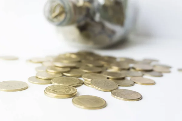 玻璃瓶中的金币 省钱概念 免版税图库照片