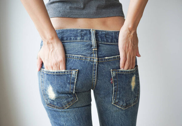 Женщина в джинсовых брюках, сзади, концепция здоровья.