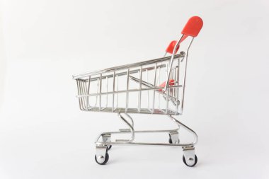 Beyaz arka planda alışveriş arabası, küçük alışveriş arabası..