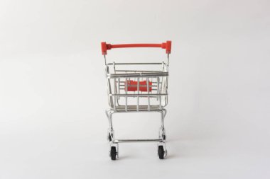 Beyaz arka planda alışveriş arabası, küçük alışveriş arabası..