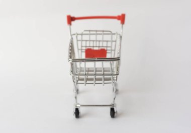 Beyaz arka planda alışveriş arabası, küçük alışveriş arabası..