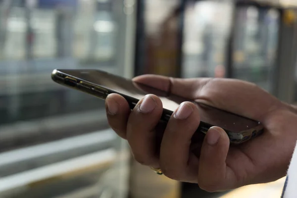 Mannen Som Håller Smarttelefonen — Stockfoto