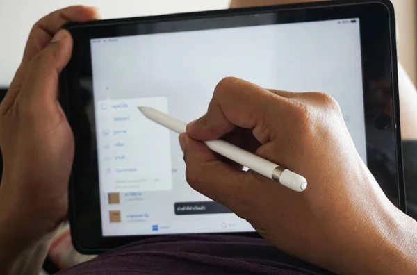 Mão Masculina Segura Tablet Usando Aplicação — Fotografia de Stock