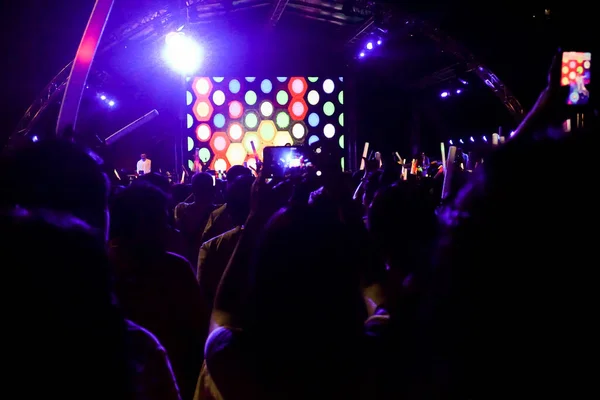 Menschen Fotografieren Konzert Mit Smartphones Menschenmenge Bei Konzert — Stockfoto