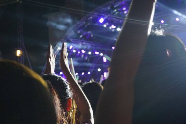 Konserdeki kalabalık, ellerinizi kaldırın..