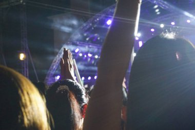 Konserdeki kalabalık, ellerinizi kaldırın..