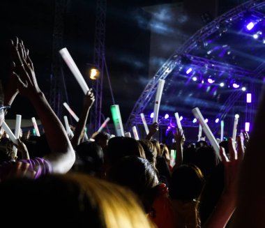 Konserdeki kalabalık, ellerinizi kaldırın..