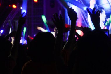 Konserdeki kalabalık, ellerinizi kaldırın..