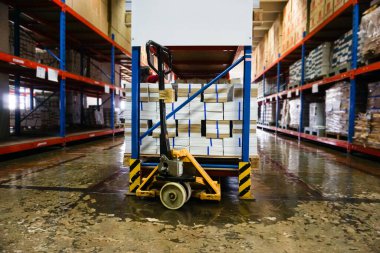 Forkliftlerle dolu eski bir depo..