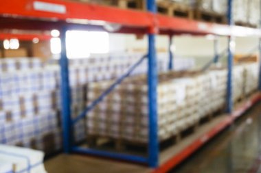 Depoda lojistik için bulanık ürün stoku.