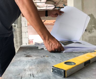 Mühendisler planlama ve yenileme planlarına bakıyorlar..