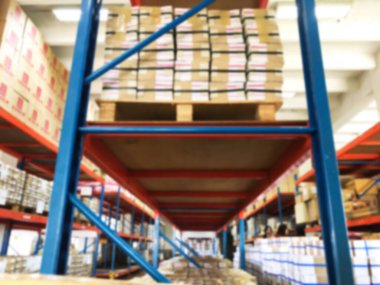 Depoda bulanık doküman rafları.