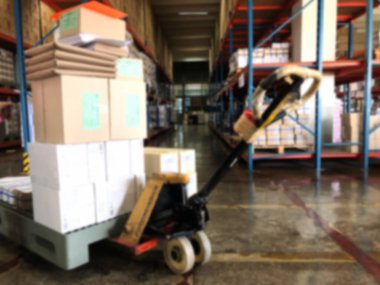 Depoda forkliftlerle lojistik için bulanık ürün stoku.