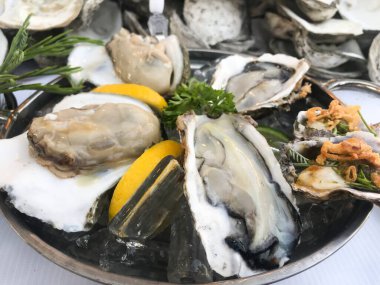 Limonlu taze istiridye. Lezzetli..