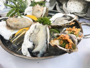 Limonlu taze istiridye. Lezzetli..