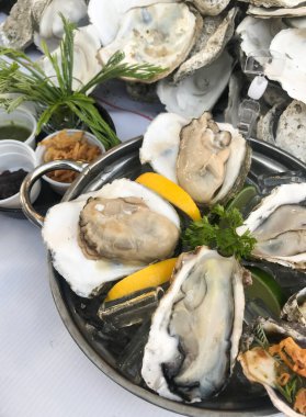 Lezzetli istiridye, limonlu taze istiridye..