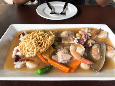 Deniz mahsullü kızarmış şehriye, Tayland yemeği..