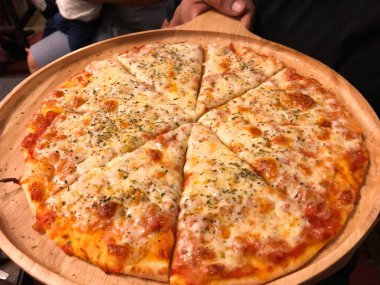 Tahtadan yapılmış lezzetli bir ev yapımı pizza..