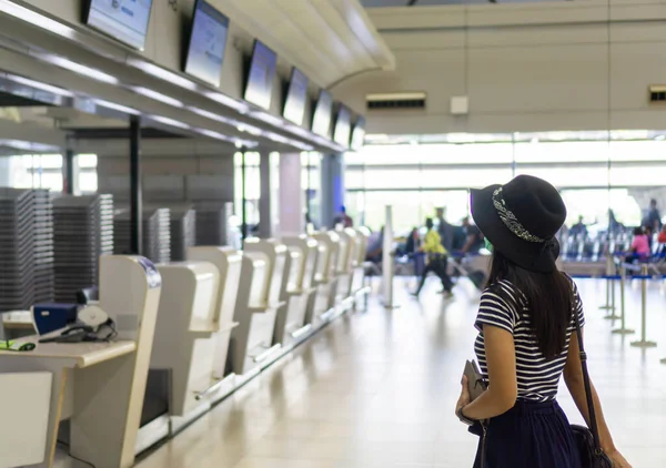 Havaalanına gelen Asyalı kadın turistlerin yanı sıra virüsleri önlemek için maske taktıkları havayolu konsepti iptal edildi..