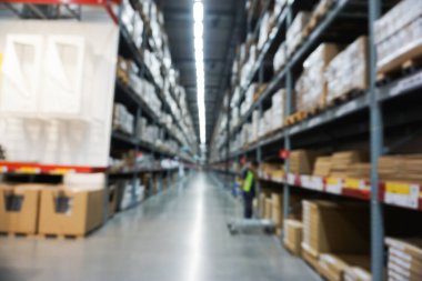 Sıralar dolusu rafları ve depolama odası olan bulanık depo.