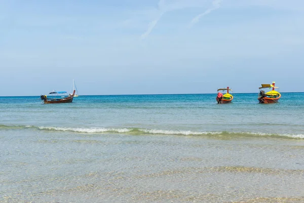 Schönes Boot Weißen Sandstrand Phuket Thailand — Stockfoto