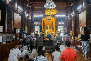 Samut Sakhon, Tayland-8 Kasım 2020: Wat Krok Krak tapınağı, Samut Sakhon 'da bulunan antik bir tapınak, güneş gözlüğü takan çok saygı duyulan, Asyalı turistler koronavirüsü veya covid19' u önlemek için maske takıyor..