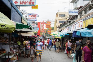 Samut Sakhon, Tayland-8 Kasım 2020: Birçok insan Mahachai pazarından alışveriş yapıyor, herkes koronavirüsü önlemek için maske takıyor veya Samut Sakhon, Tayland 'da covid-19.