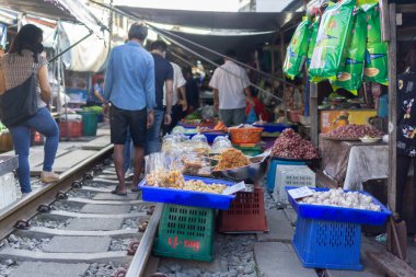 Samut Sakhon, Tayland-15 Kasım 2020: Hoop Rom Market 'te turist ve satıcı Samut Songkhram Eyaleti' nde bir yerel pazardır..