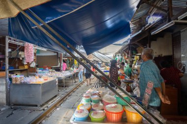 Samut Sakhon, Tayland-15 Kasım 2020: Hoop Rom Market 'te turist ve satıcı Samut Songkhram Eyaleti' nde bir yerel pazardır..