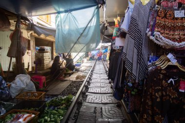 Samut Sakhon, Tayland-15 Kasım 2020: Mae Klong Demiryolu Pazarı (Hoop Rom Market), Samut Songkhram Eyaleti 'nde, Siang Tai (hayat-riski) olarak da bilinen yerel pazardır. Eyaletteki inanılmaz-Tayland etkinliklerinden biri olarak kabul ediliyor..