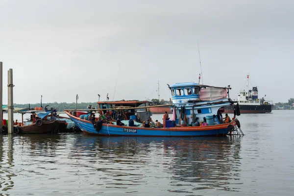 Samut Sakhon, Tayland-8 Kasım 2020: Tayland Samut Sakhon Eyaleti 'nde bir balıkçı teknesinde dinlenen yabancı işçiler.