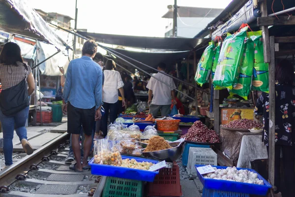 Samut Sakhon, Tayland-15 Kasım 2020: Hoop Rom Market 'te turist ve satıcı Samut Songkhram Eyaleti' nde bir yerel pazardır..