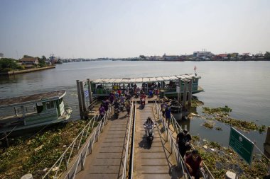 Samut Sakhon, Tayland-14 Kasım 2020: Maskeli insanlar Mahachai iskelesinden yolcu teknesine biniyor, Samut Sakhon, Tayland, Koronavirüsü Engelle veya COVID 19.