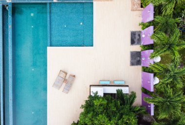 Güzel havuz manzarası ve palmiye ağaçları..