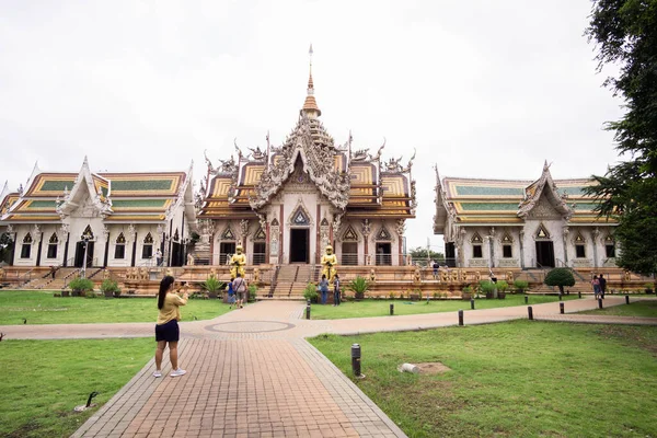 Nakhon Pathom, Tayland-1 Kasım 2020: Wat Si Sa Thong 'daki Asyalı turistler, Tayland' daki inanılmaz tarihi yerler.