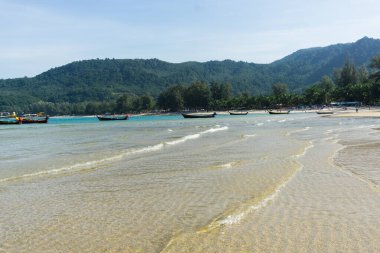 Mavi gökyüzü arka planında güzel deniz, Phuket Tayland.