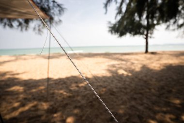 Çadırı bağlamak için bir ip, sahilde kamp yapmak için..