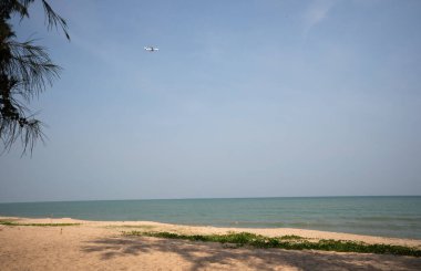 Güzel deniz manzaralı sahil ve yolcu uçakları.