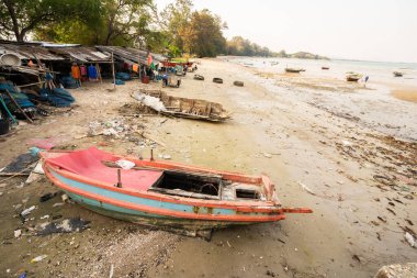 Chon Buri Tayland 23 Mart 2021: Sahilde bulunan Tayland balıkçı teknelerinin güzelliği Akşam gökyüzü.