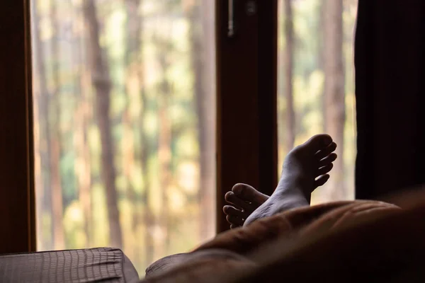 Мужские Ноги Кровати Вид Сосновый Лес Таиланда — стоковое фото